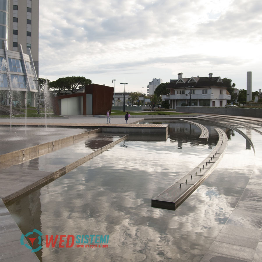 Fontana reflecting